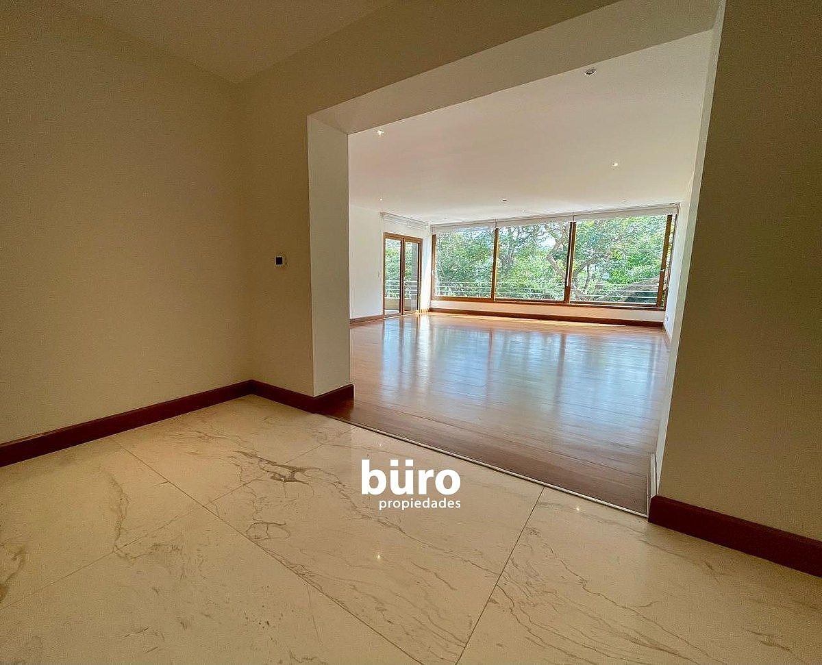 Recibidor con piso de mármol., foto 5 de 24