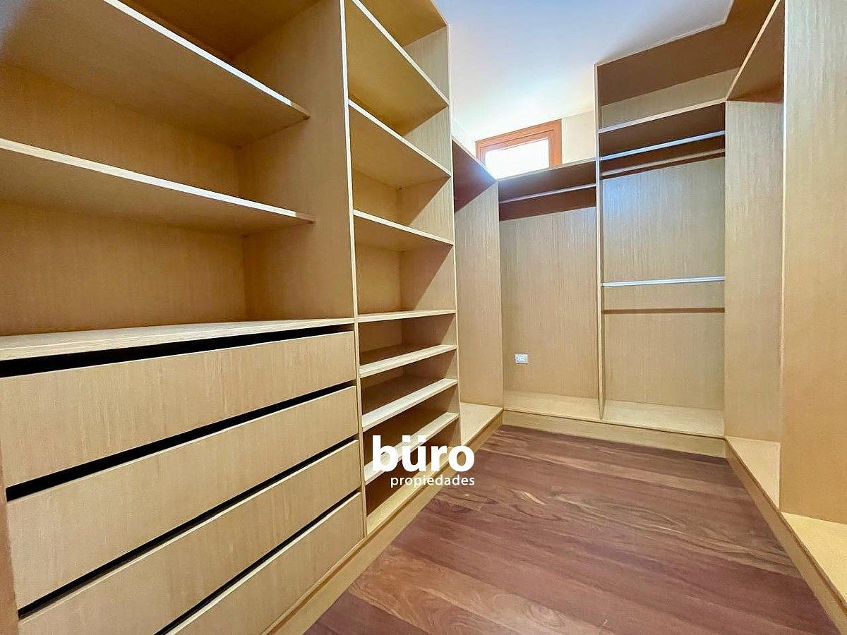 Walk-in closet del dormitorio principal., foto 17 de 24