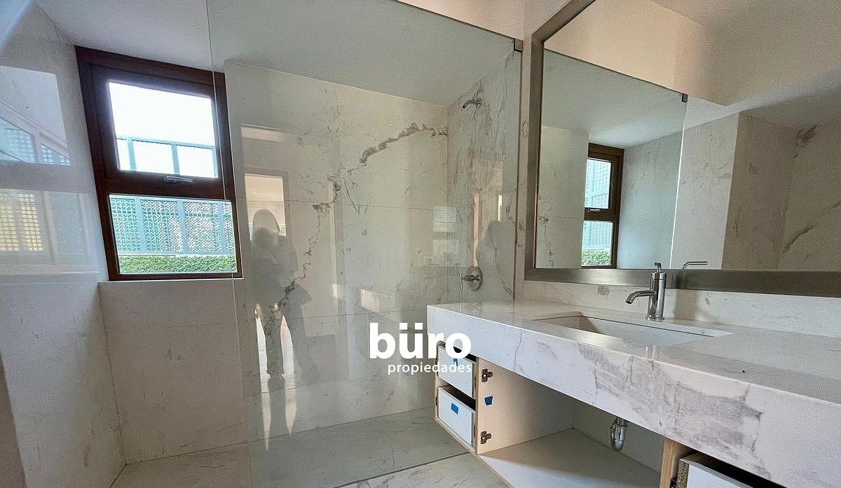 Baño que comparten dos dormitorios secundarios., foto 21 de 24