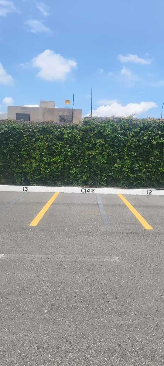 Dos cajones de estacionamiento, foto 31 de 32