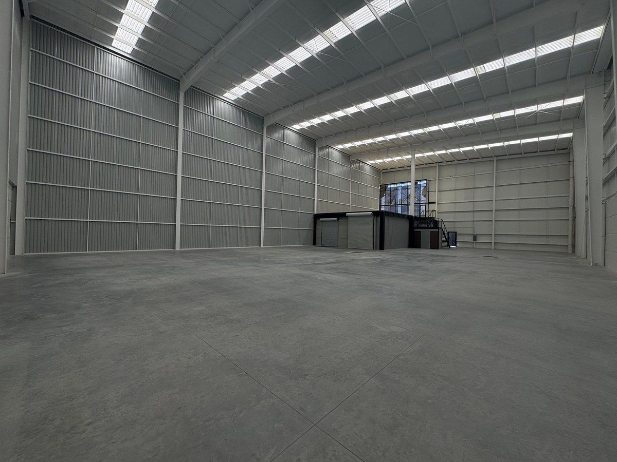 PARA ALUGAR 4.230 m2 ARMAZÉM INDUSTRIAL NOVO, foto 1 de 8