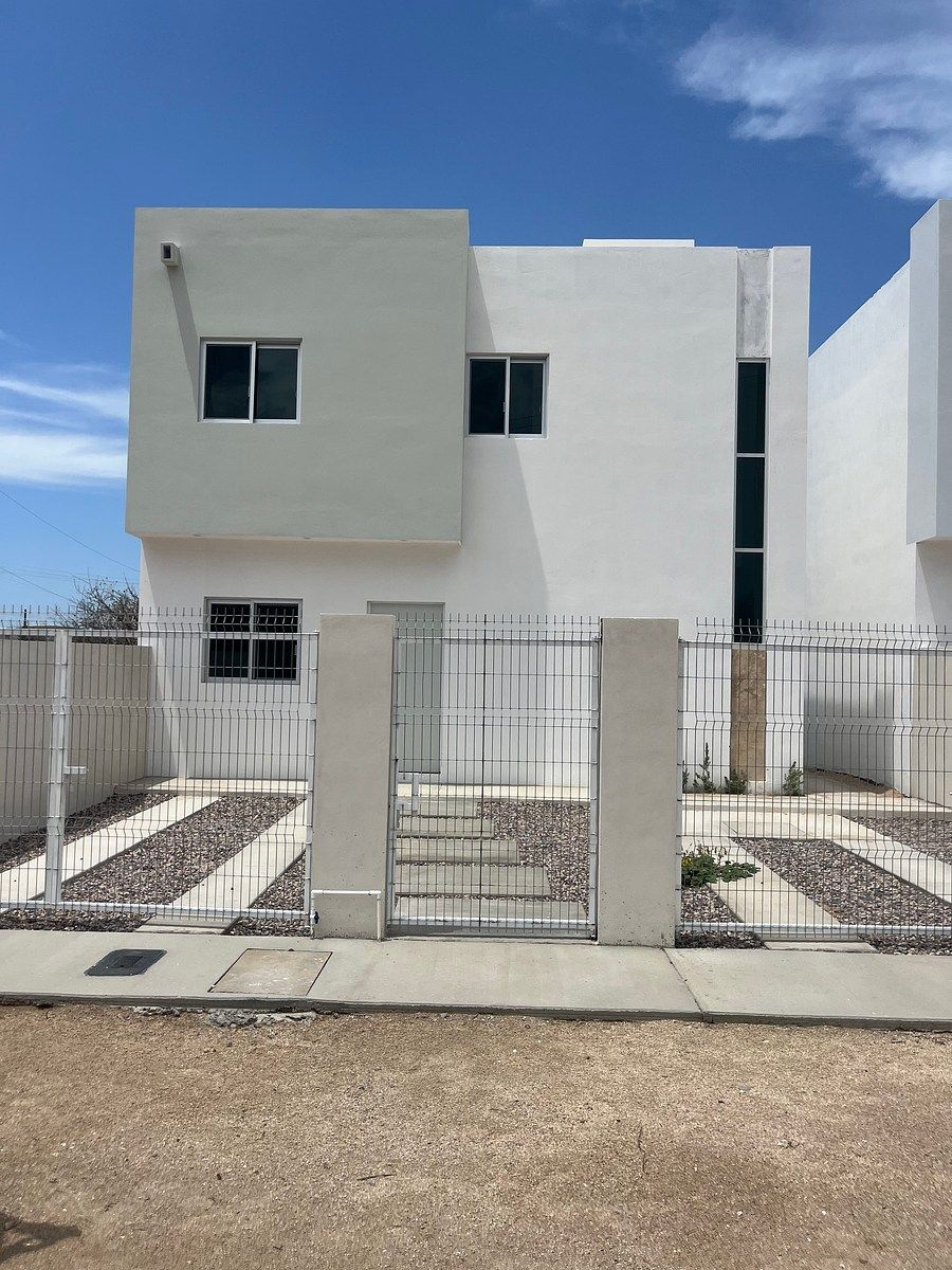 Casa de dos pisos Nueva, foto 1 de 15