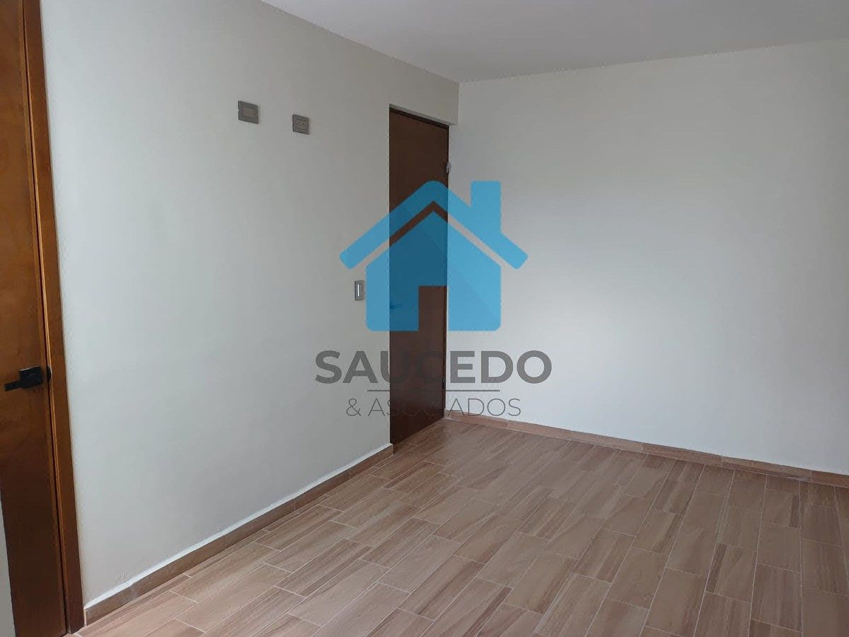Sala de estar en planta alta, photo 9 of 22