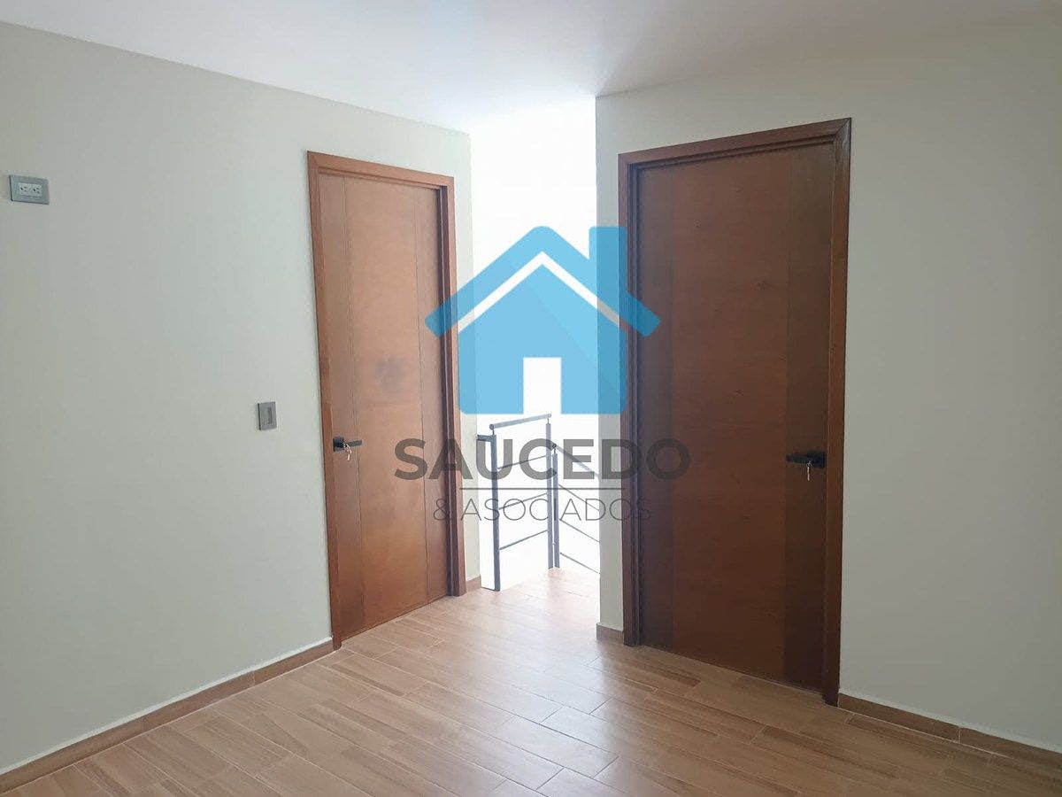 Sala de estar en planta alta, photo 8 of 22