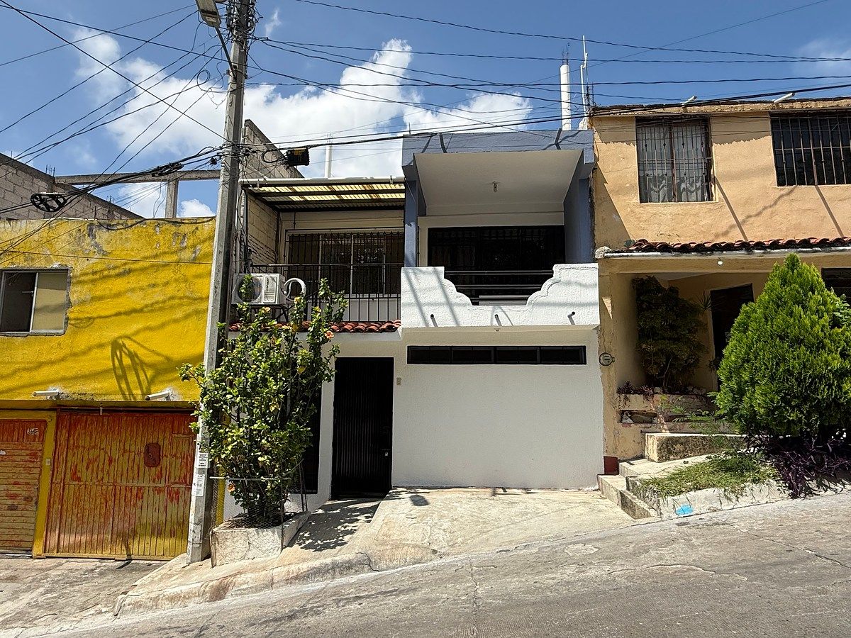 Casa EN VENTA con recámara en planta baja en Fraccionamiento Las Águilas, foto 1 de 35