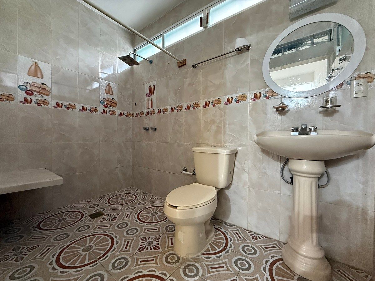 Baño completo planta baja, foto 7 de 35