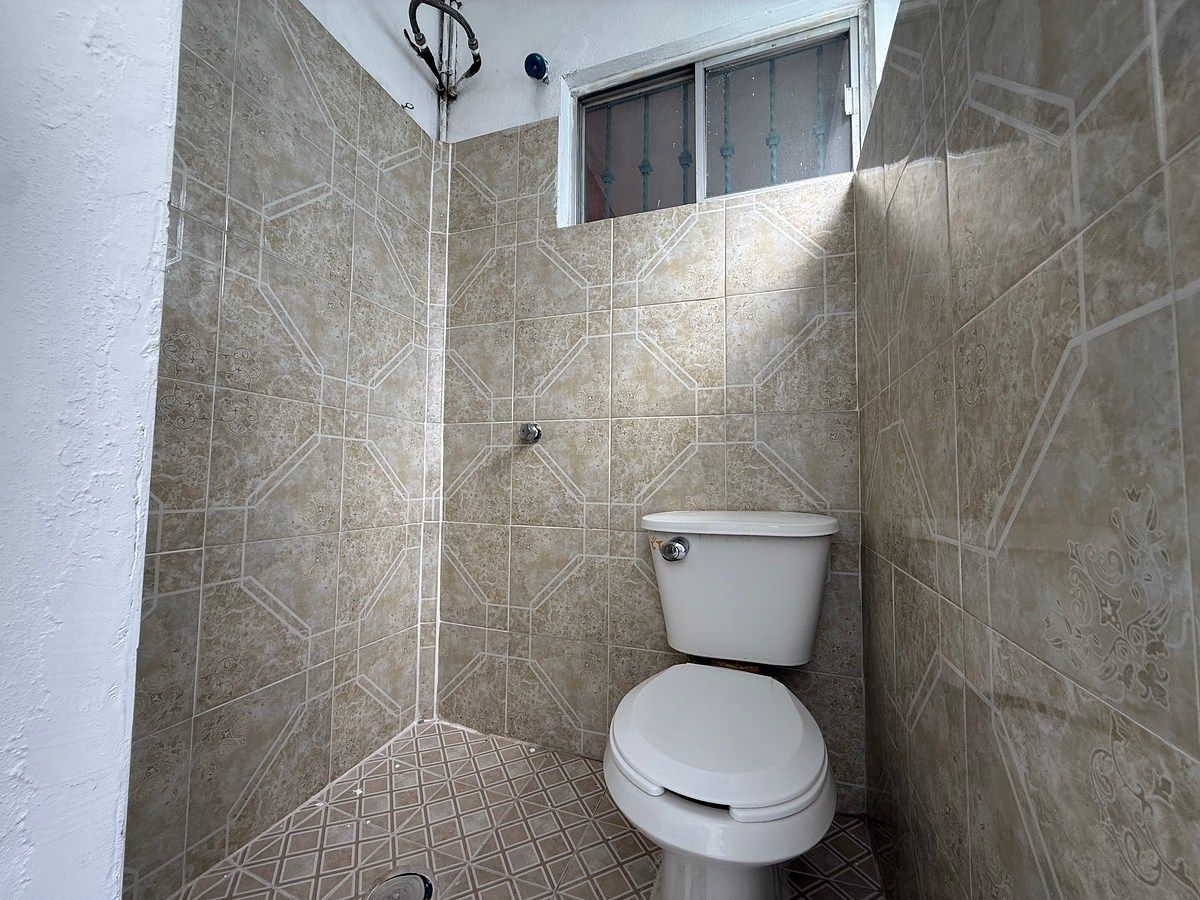 Baño completo exterior en planta baja, foto 13 de 35