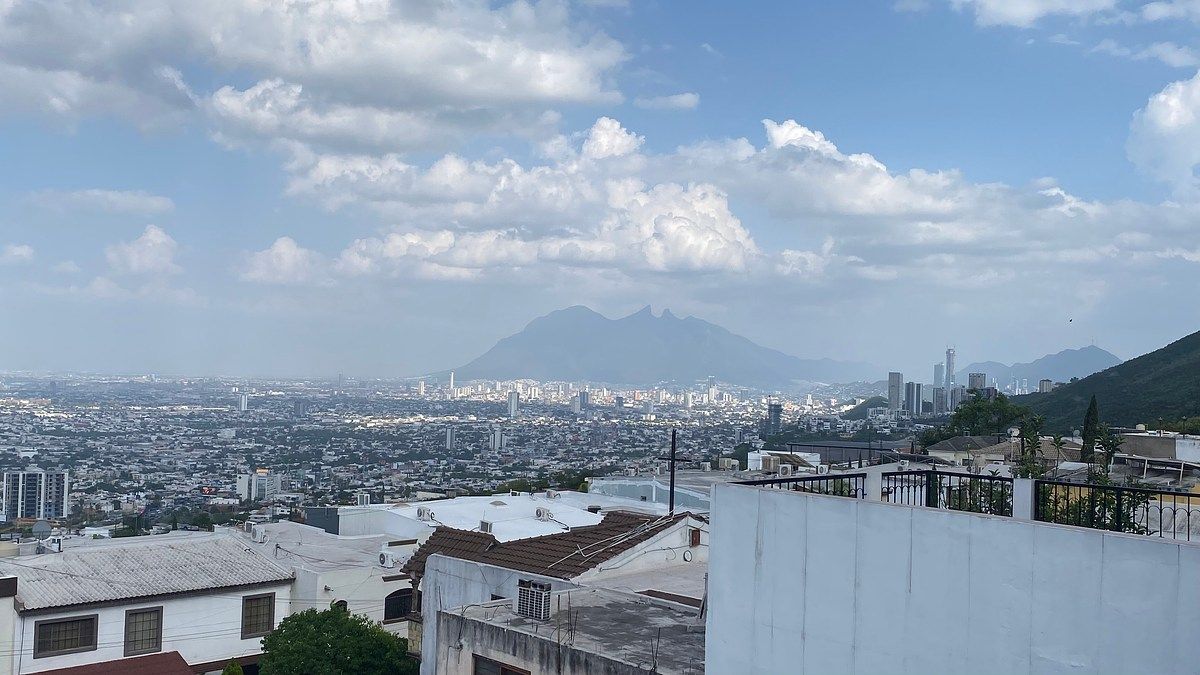 CASA TOTALMENTE REMODELA CON VISTA AL CERRO DE LA SILLA, CUMBRES 4o SECTOR, foto 1 de 22