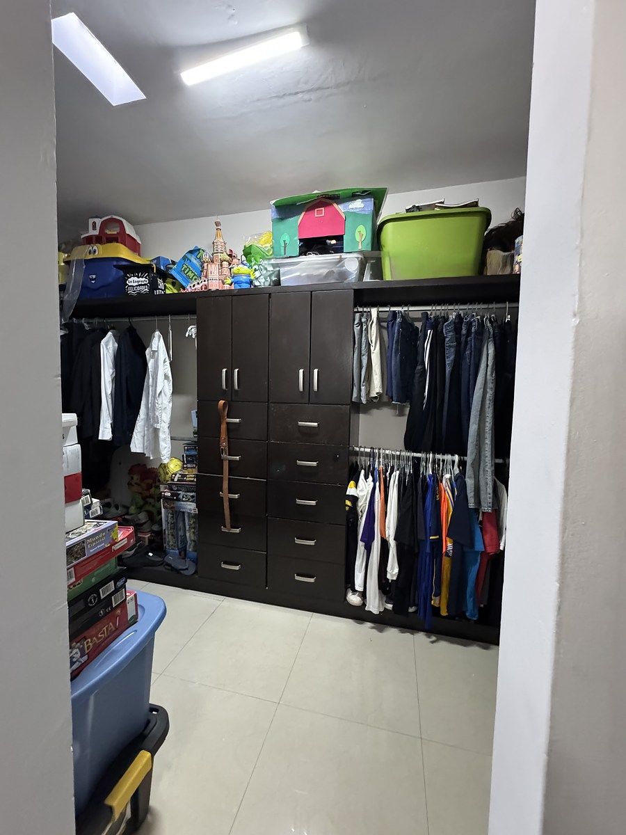 Walk-in closet recámara secundaria, foto 33 de 38