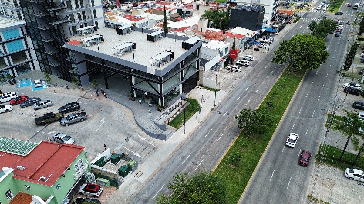 Se renta local comercial sobre Avenida Clouthier, foto 1 de 18