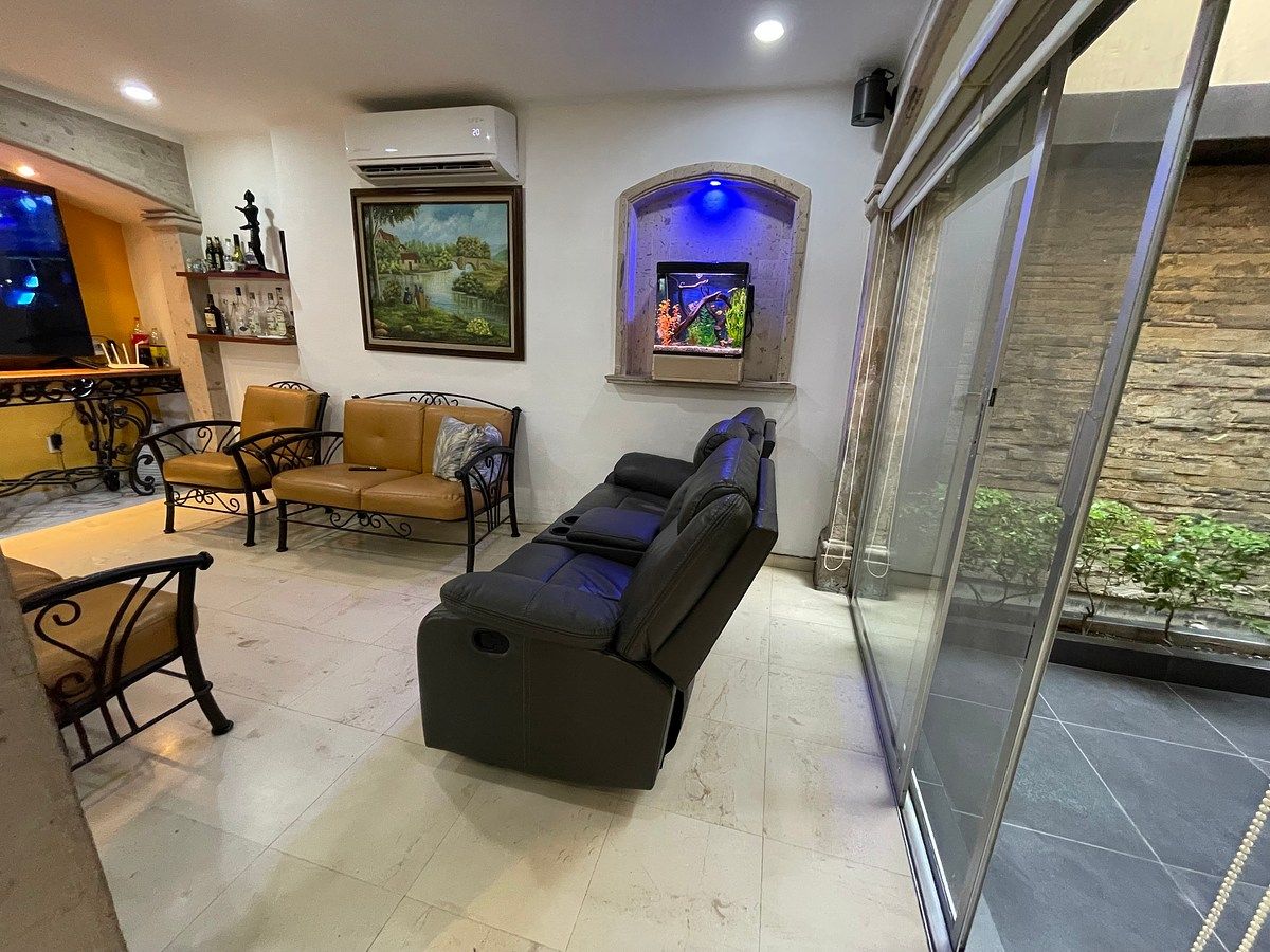 Sala de TV en planta baja, photo 9 of 48