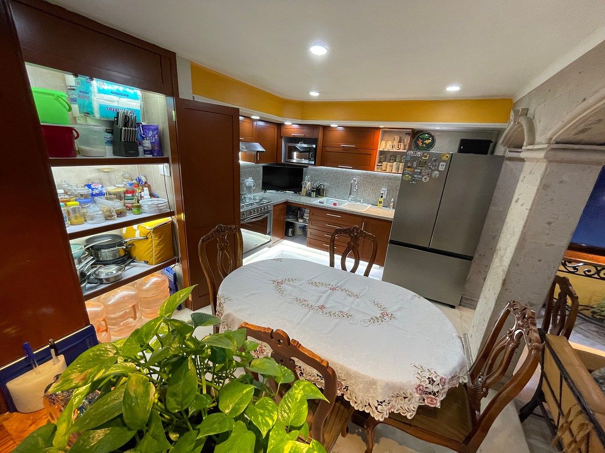 Cocina amplia con alacena iluminada, photo 11 of 48