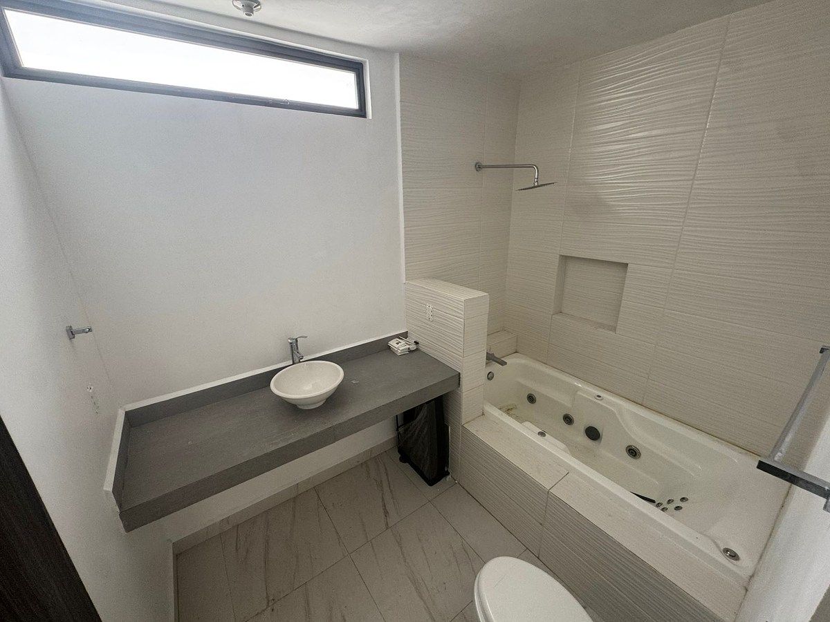 baño con tina de hidromasaje, foto 12 de 19