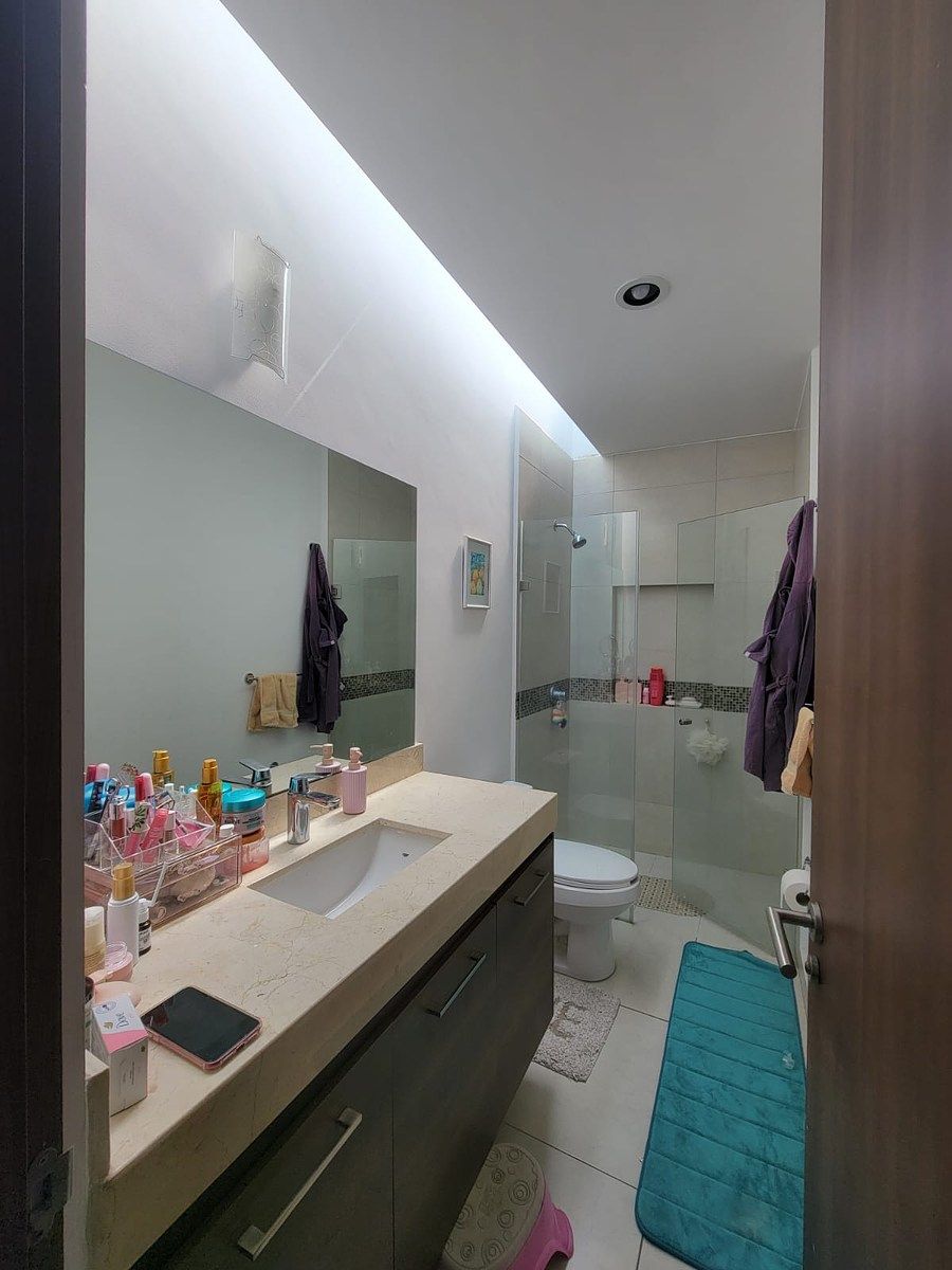 Baño, photo 8 of 13