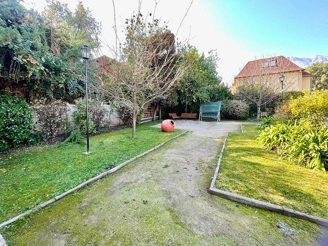 Casa en La Reina – 5 dormitorios, 3 estacionamientos, piscina en condominio