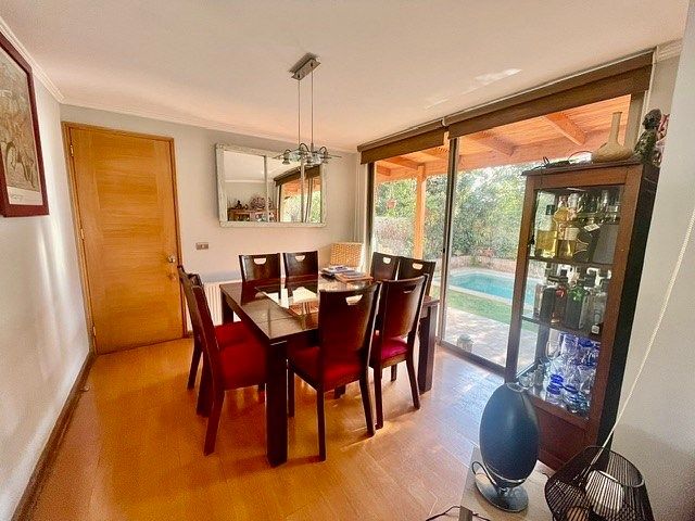 Casa en La Reina – 5 dormitorios, 3 estacionamientos, piscina en condominio