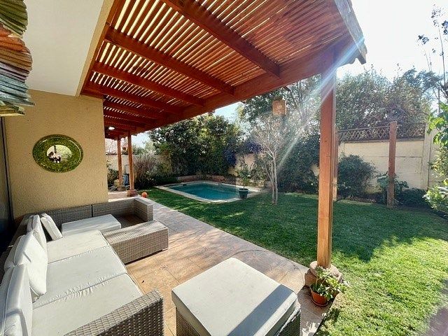 Casa en La Reina – 5 dormitorios, 3 estacionamientos, piscina en condominio
