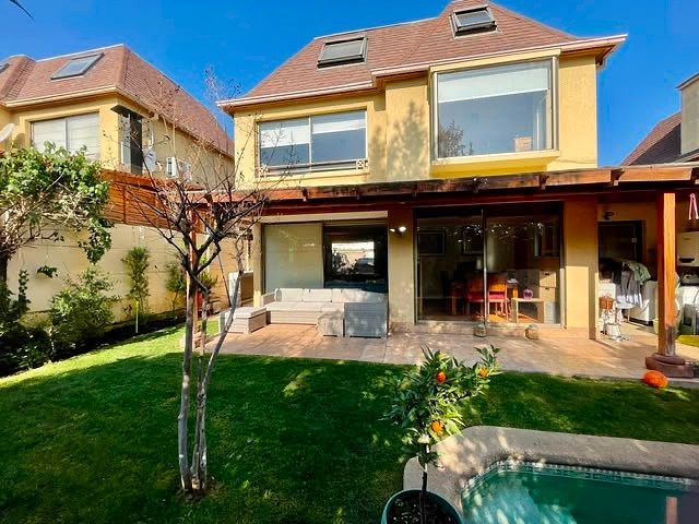 Casa en La Reina – 5 dormitorios, 3 estacionamientos, piscina en condominio