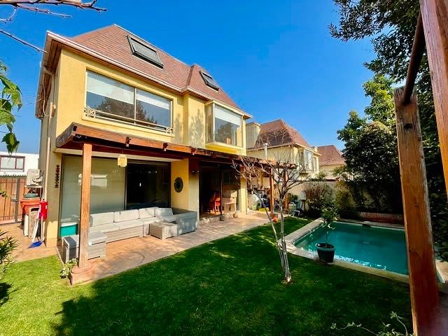 Casa en La Reina – 5 dormitorios, 3 estacionamientos, piscina en condominio