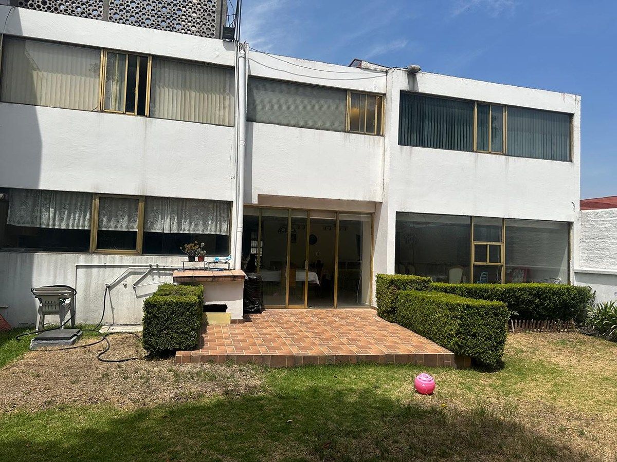 Casa en calle cerrada con pluma pegada a bulevard de la luz, foto 1 de 22