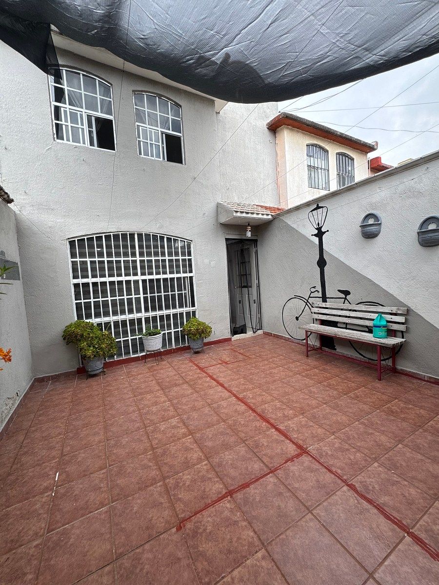 Casa en Venta en Privada en Av, de La Luz, photo 1 of 16