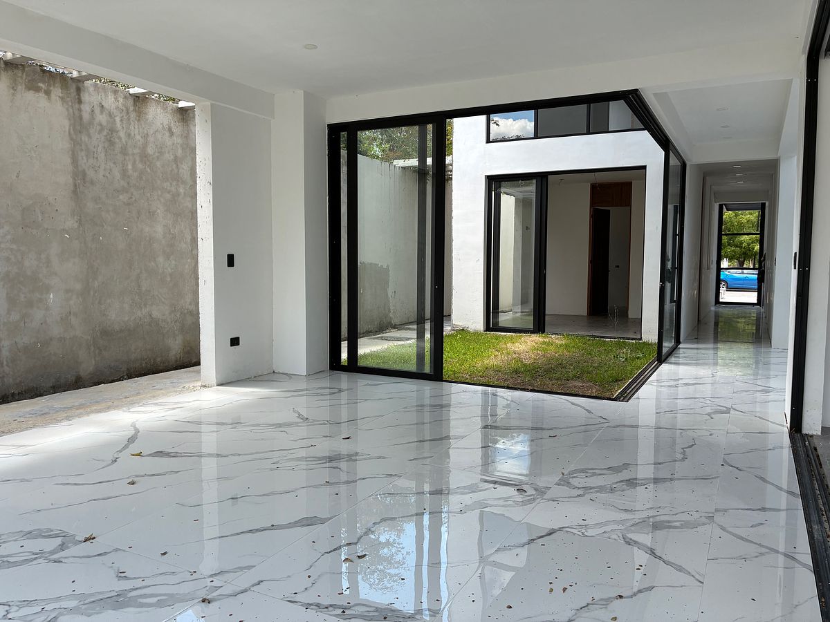 Planta baja - Recámara 1, Jardín interior, Sala, foto 2 de 13
