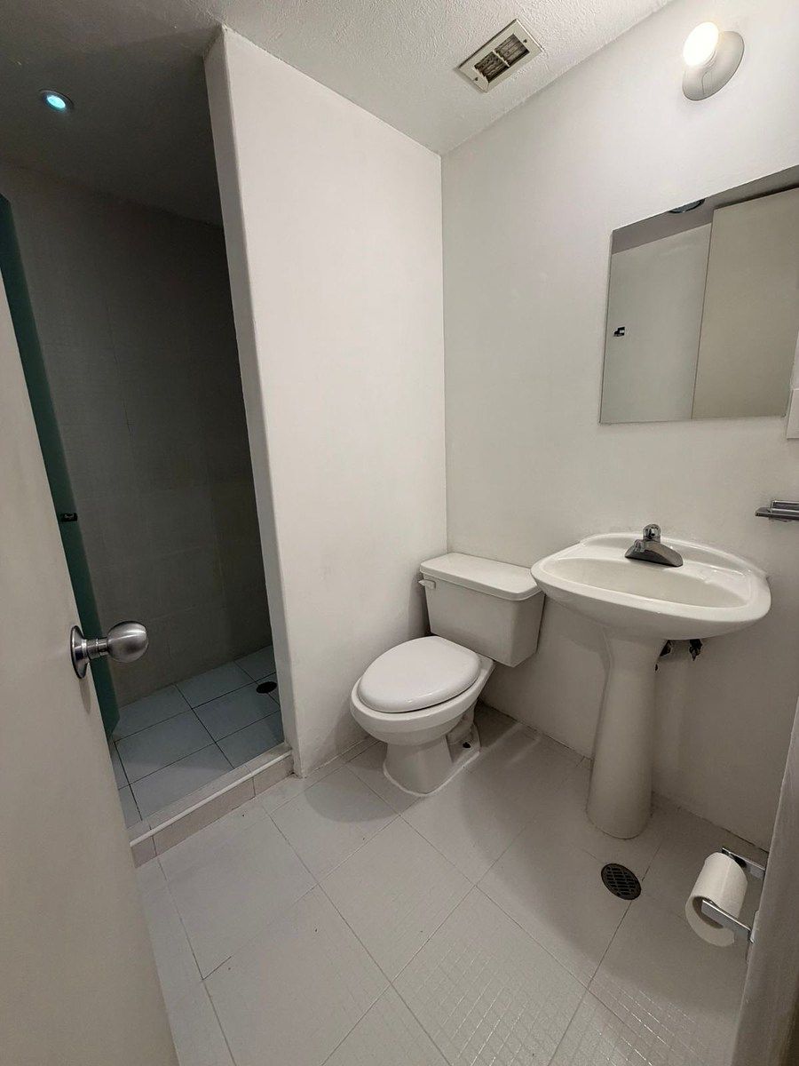 Baño, photo 4 of 7