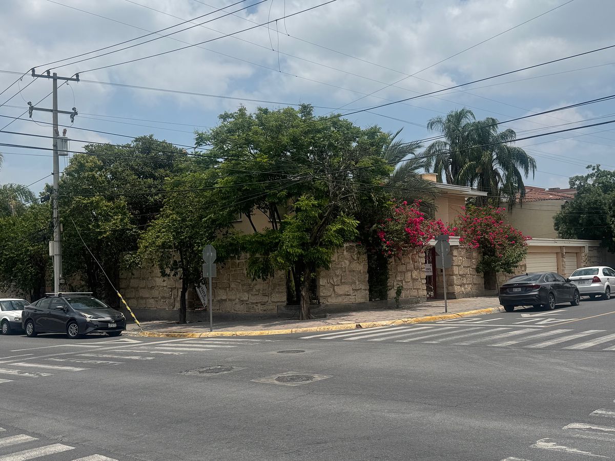 Casa en esquina, super ubicada, foto 1 de 14