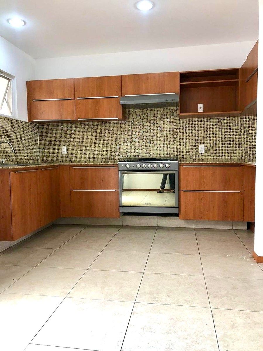 House in Gated Community in Parques del Bosque, Tlaquepaque, photo 2 of 23