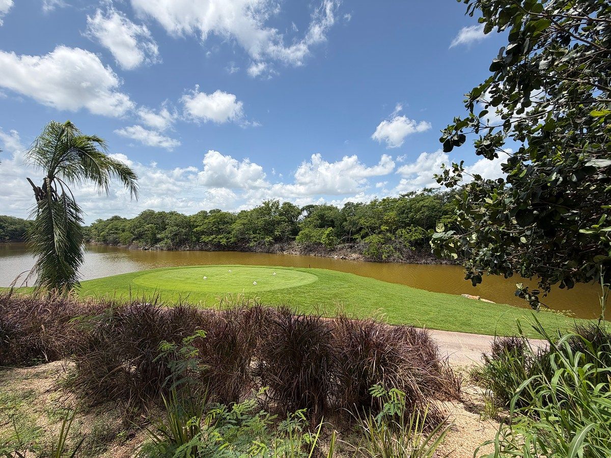 Residencia con vista al cenote y campo de golf en Yucatán Country Club, foto 1 de 37