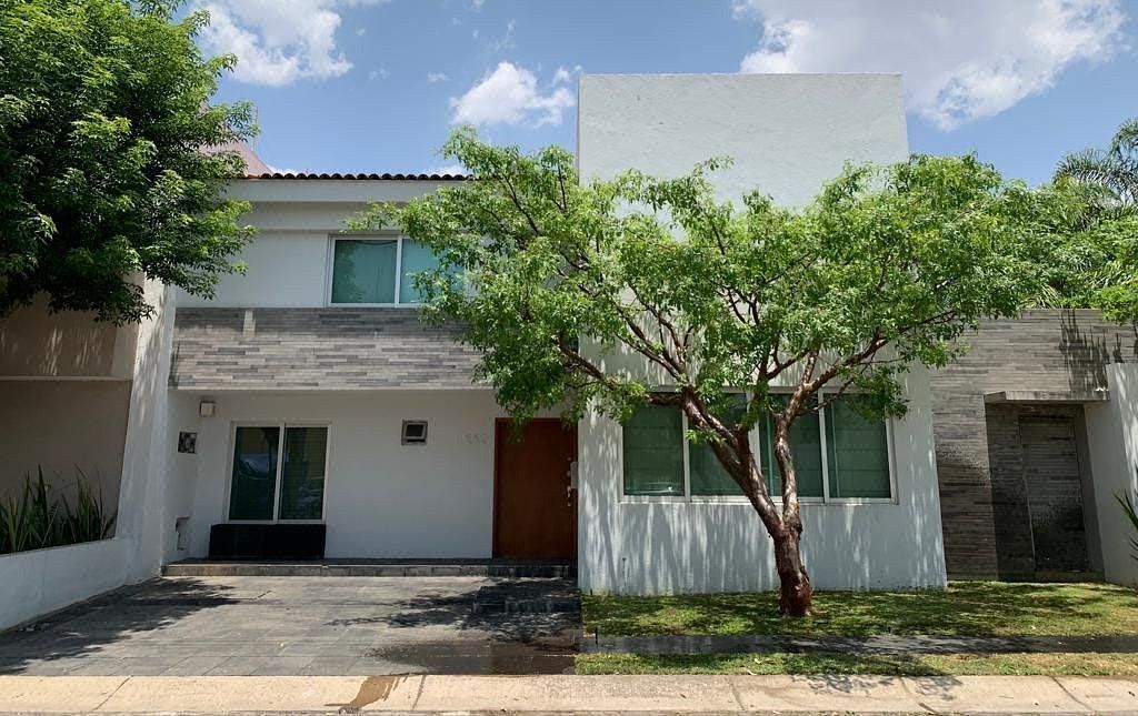 Casa y terreno en venta en Jardín Real, Coto 6