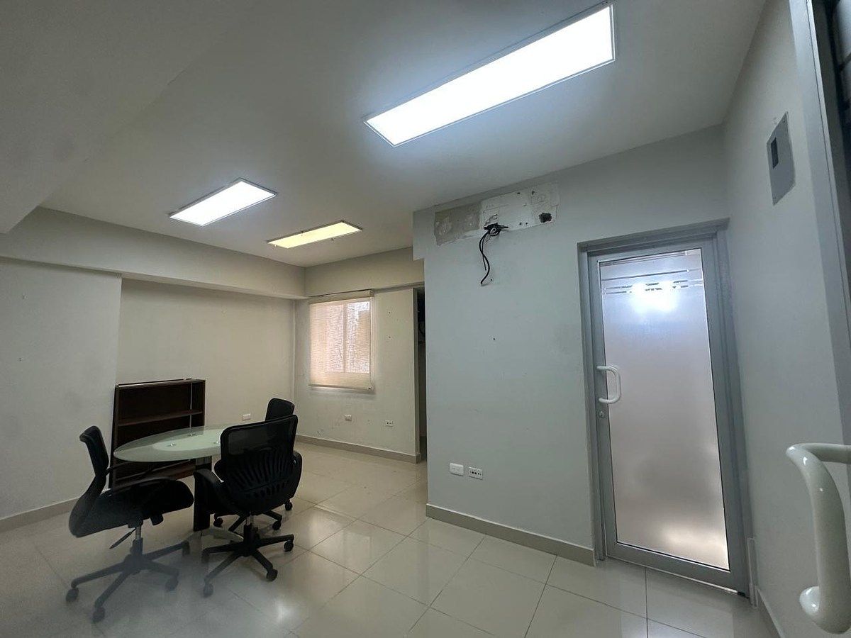 Exclusivo Local Comercial en Alquiler Semiamueblado en el ENS. JULIETA, foto 1 de 5