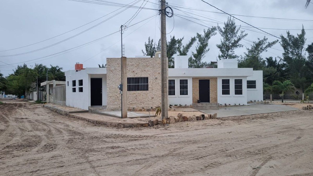 CASA NUEVA EN ESQUINA EN TELCHAC PUERTO A 80 MTS DEL MAR, foto 1 de 9