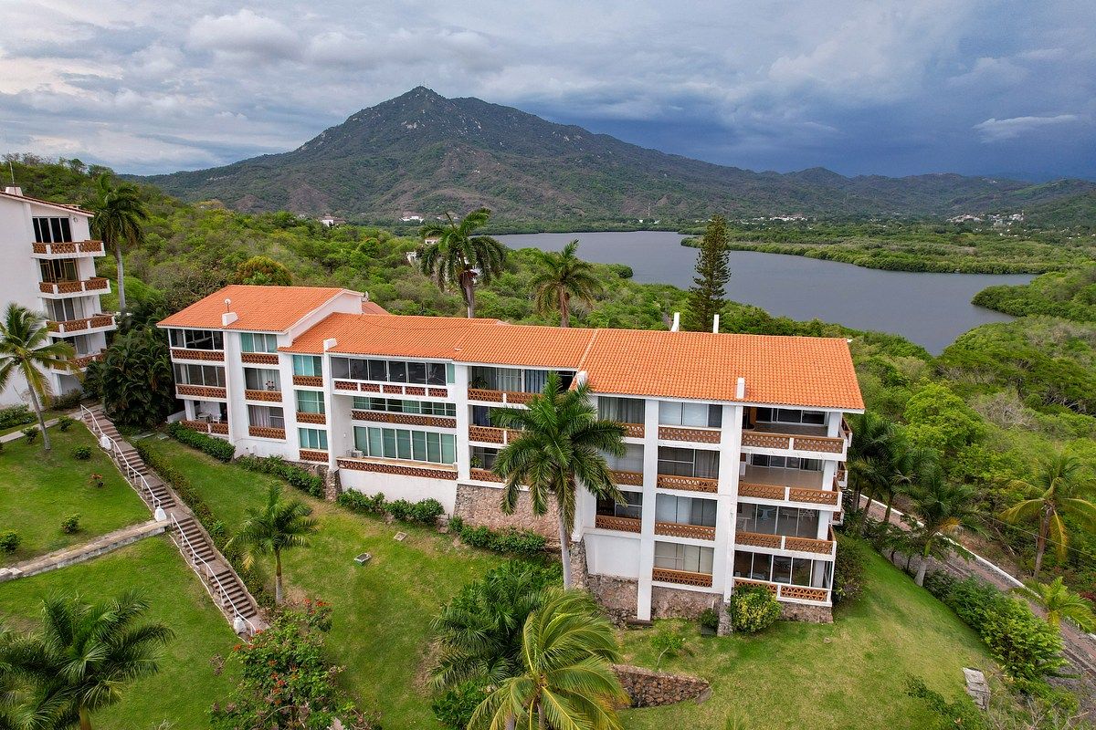 Departamento en venta en Vida del Mar, Manzanillo-planta baja y vista al jardín - foto 5