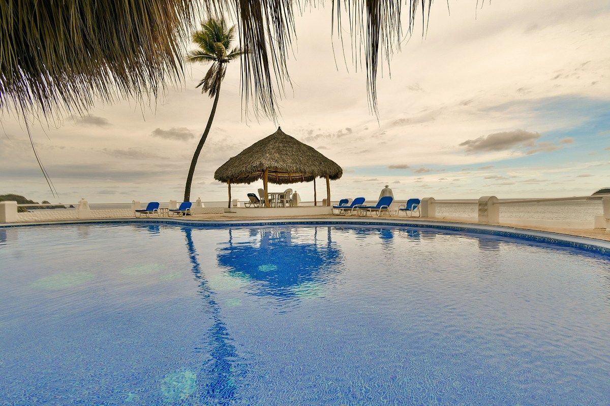 Departamento en venta en Vida del Mar, Manzanillo-planta baja y vista al jardín - foto 2