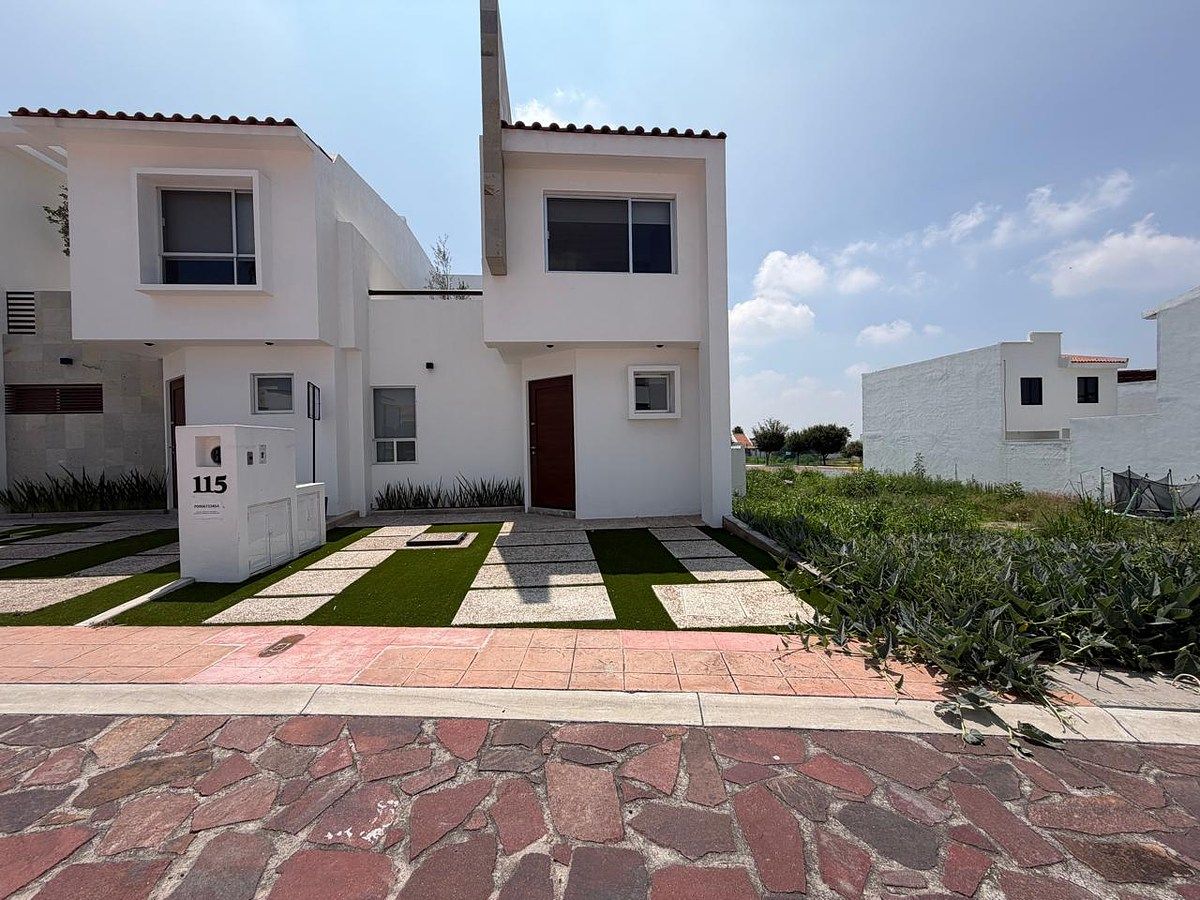 Casa en venta en Villas del Marques, photo 1 of 26
