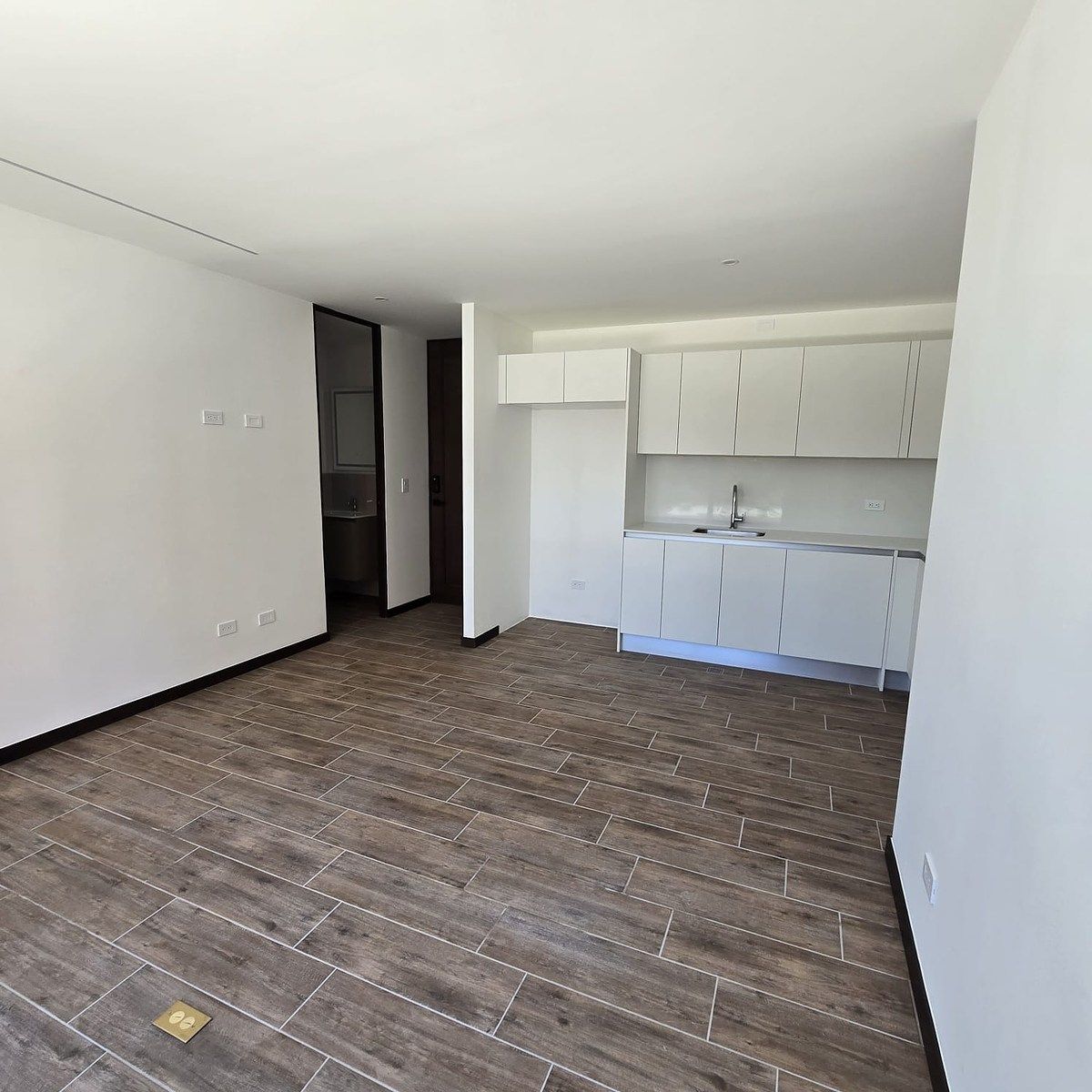 Apartamento en RENTA y VENTA / Torre Ferrán Zona 14 - Image 3