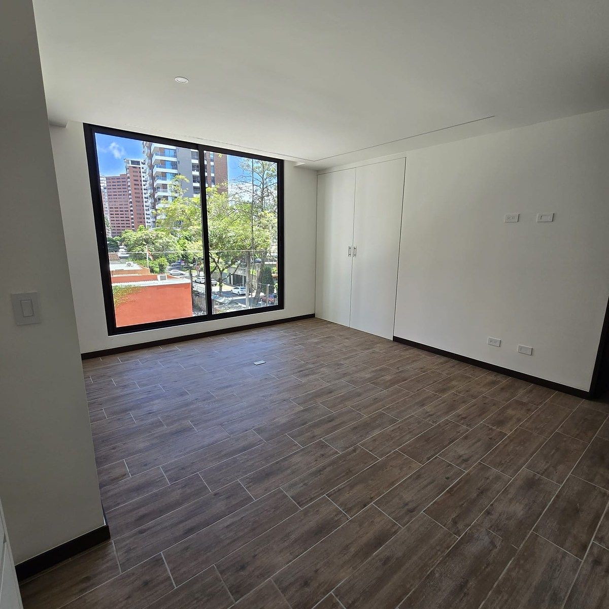 Apartamento en RENTA y VENTA / Torre Ferrán Zona 14 - Image 4