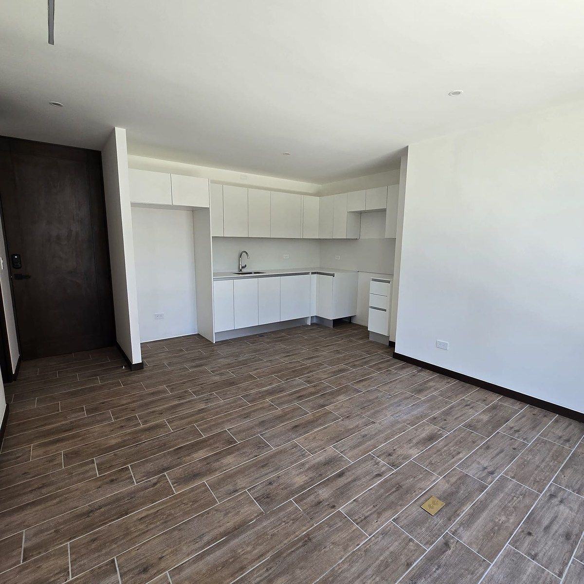 Apartamento en RENTA y VENTA / Torre Ferrán Zona 14 - Image 5