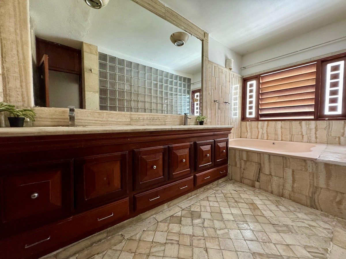 Amplio baño Habitación principal, foto 5 de 7