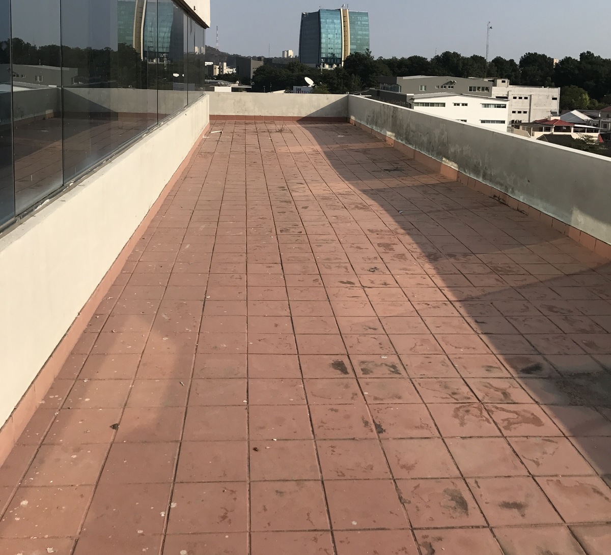 17 de 17: terraza en todo el contorno de la oficina