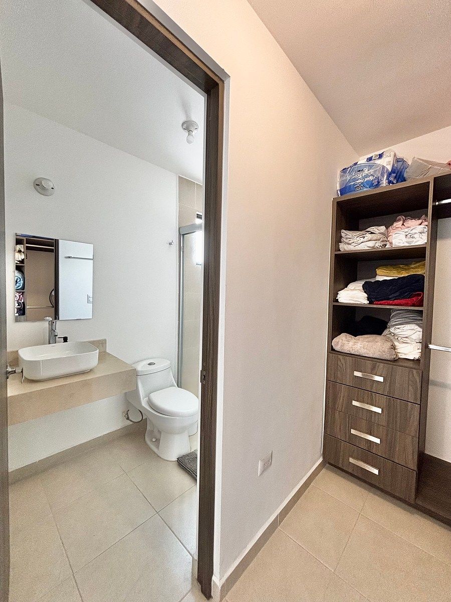 Vestidor y baño de recámara secundaria ., foto 22 de 43