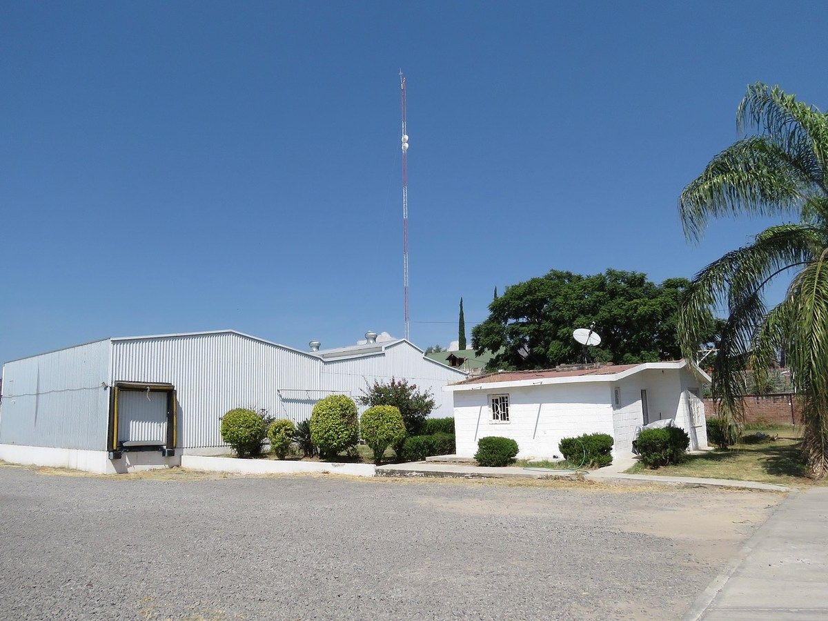 Terreno con Nave Industrial en Venta, photo 1 of 12