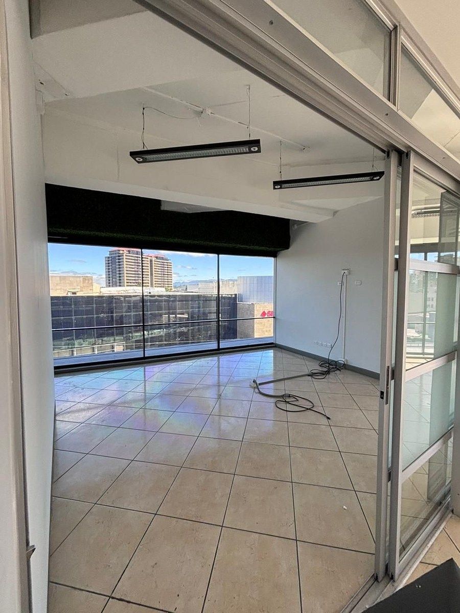 Oficina en Venta o Renta – Design Center, Zona 10