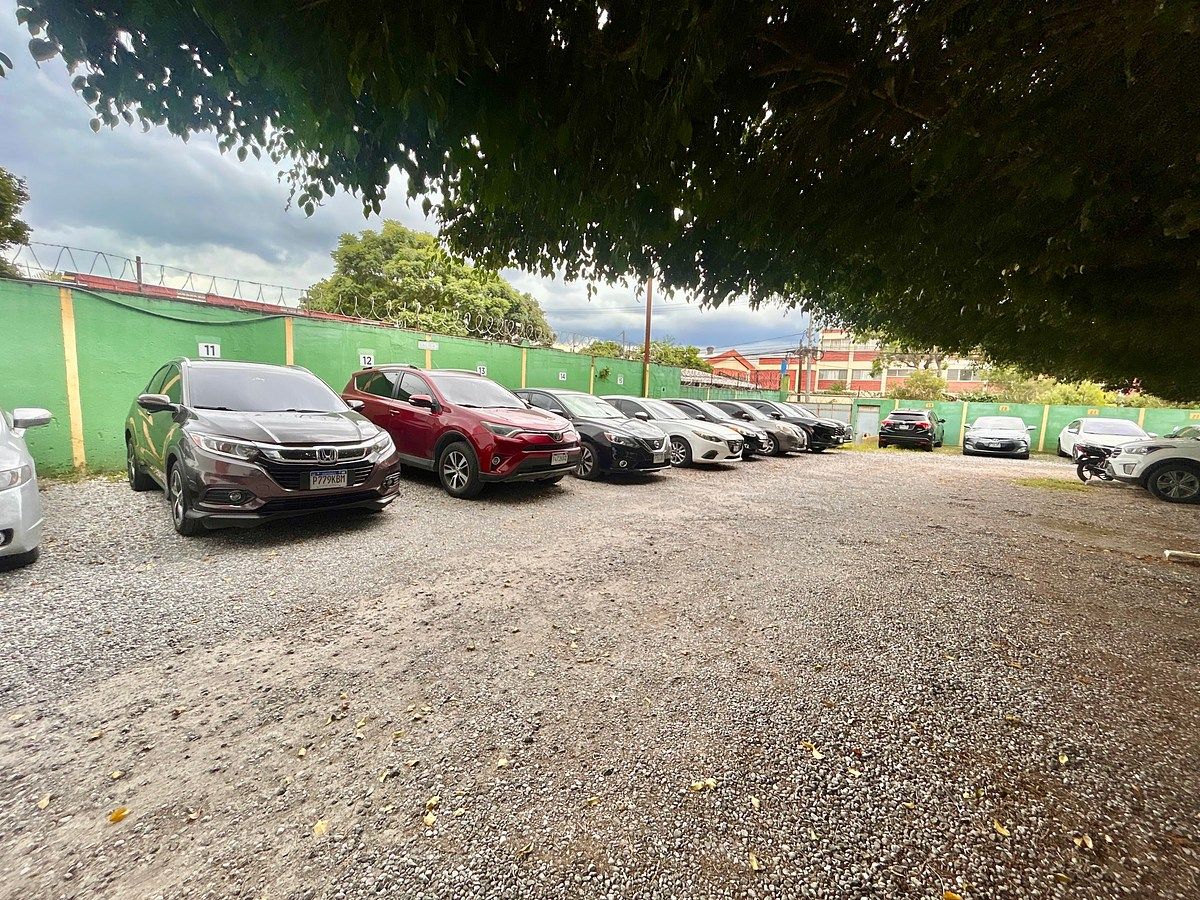Terreno en alquiler de 2,620 V2 en Zona 9 - Image 2