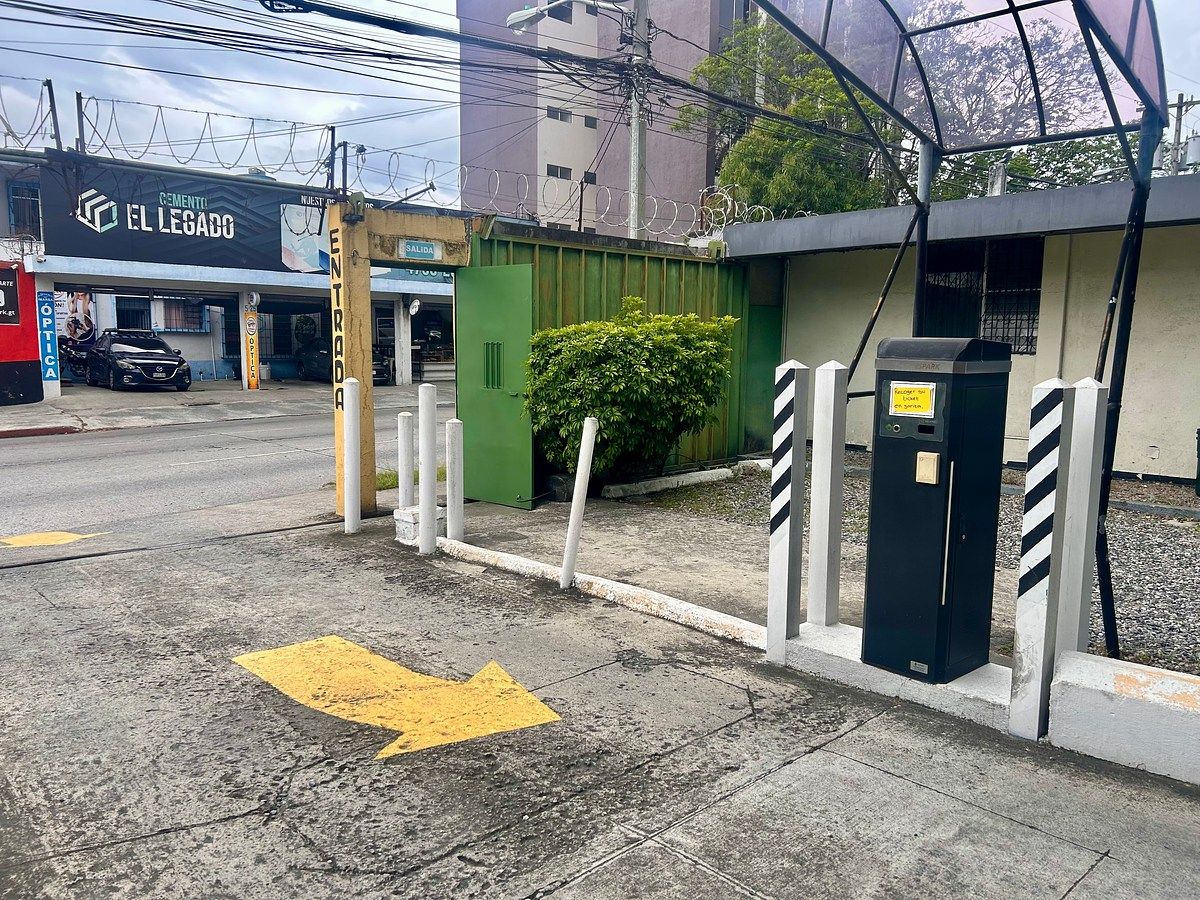 Terreno en alquiler de 2,620 V2 en Zona 9 - Image 5