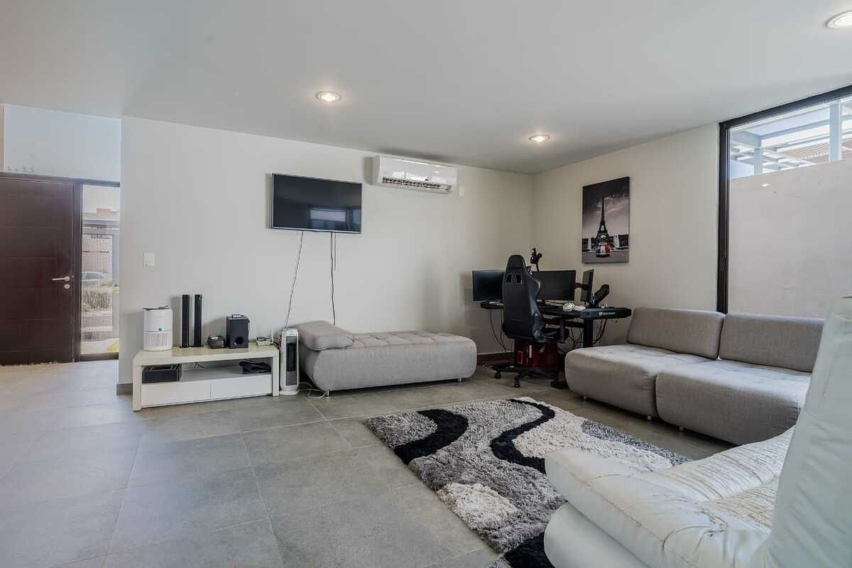 House in Gated Community in Residencial el Refugio, Querétaro, photo 2 of 16