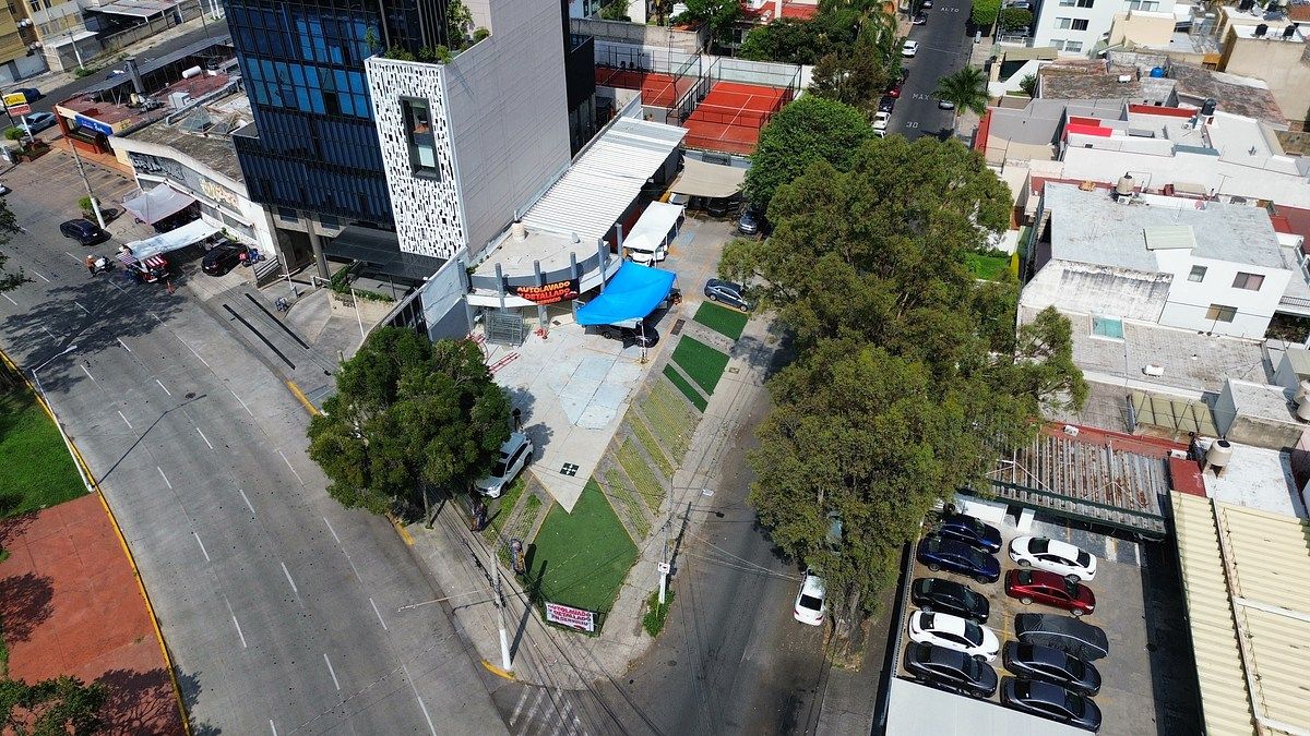 Se renta local sobre Avenida en Ciudad del Sol Zapopan, foto 1 de 18