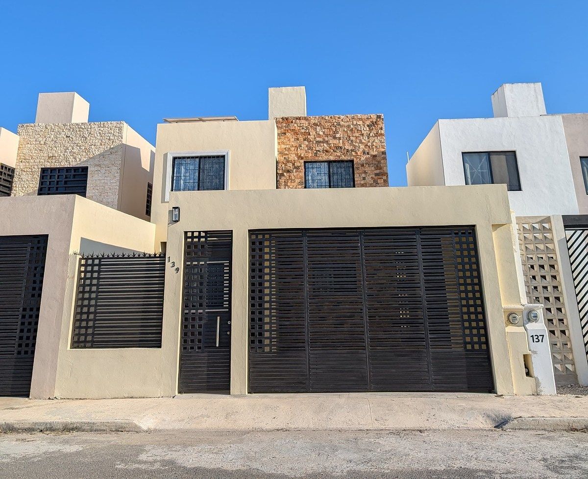 House with solar panels in Gran San Pedro Cholul - foto 1