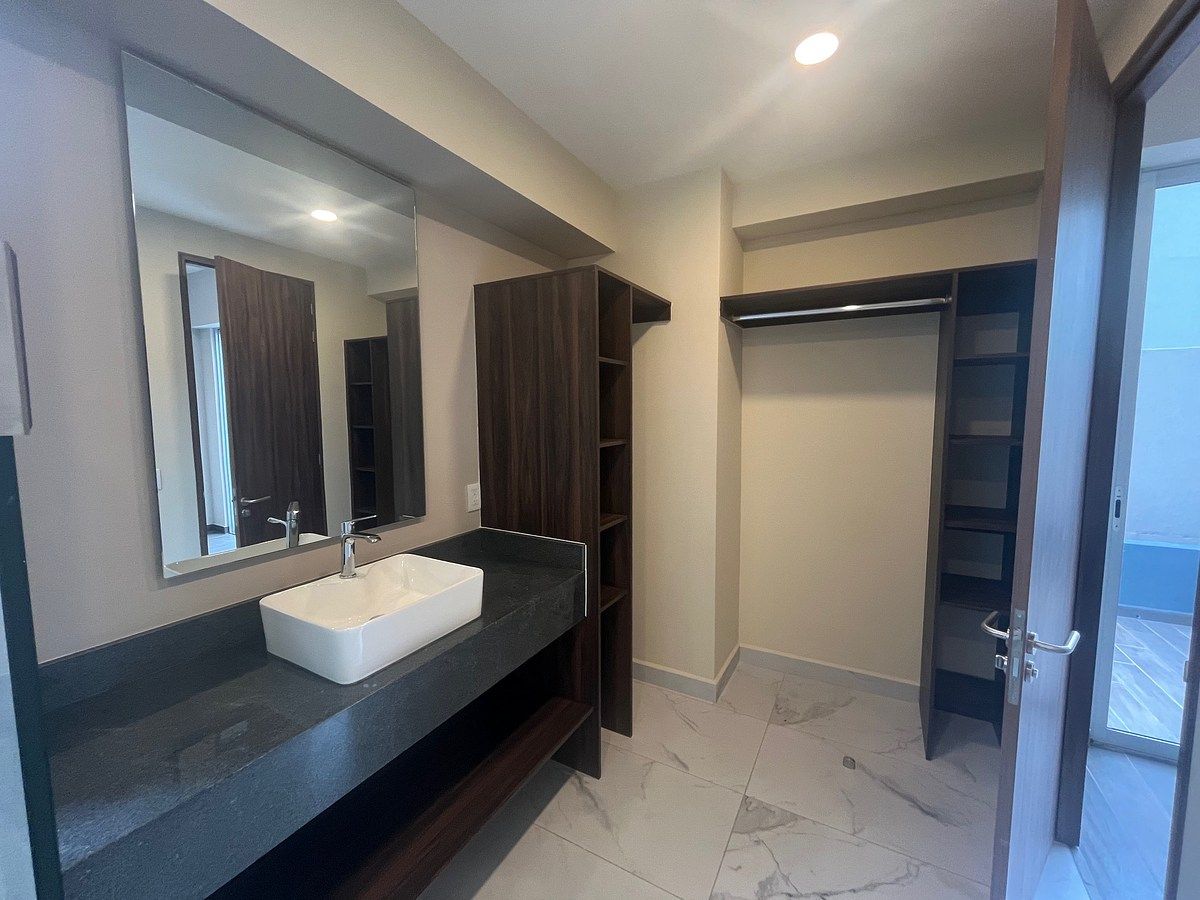 baño con otro espacio de clóset, photo 18 of 28